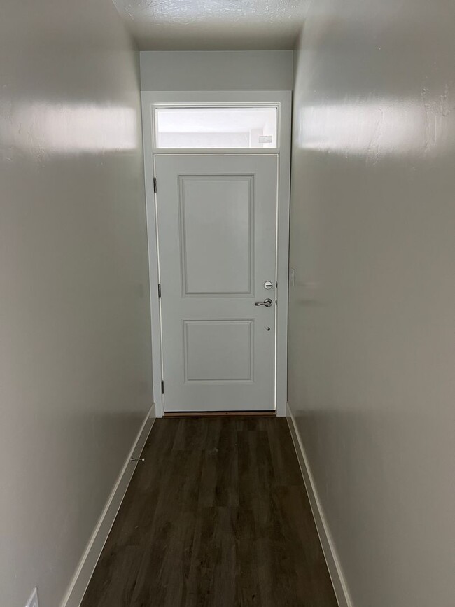 Building Photo - Beautiful newer 3 Bedroom, 2.5 Bathroom to...
