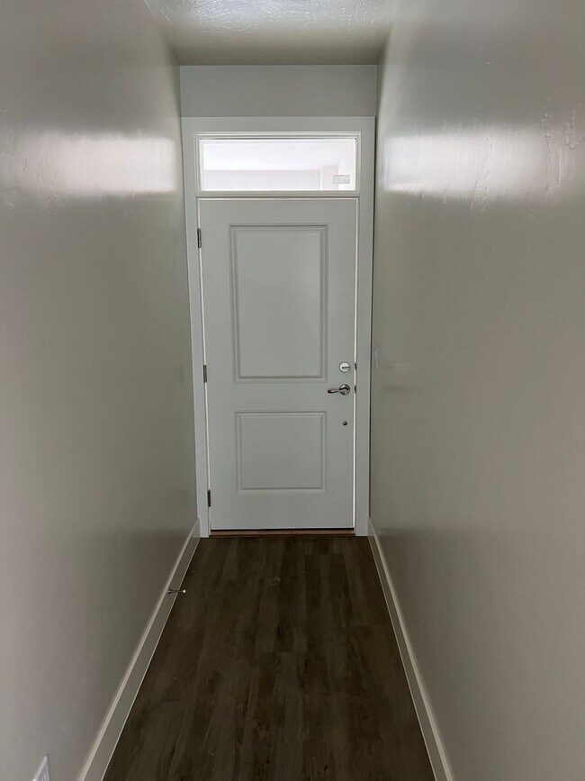 Building Photo - Beautiful newer 3 Bedroom, 2.5 Bathroom townhome, located in Washington!