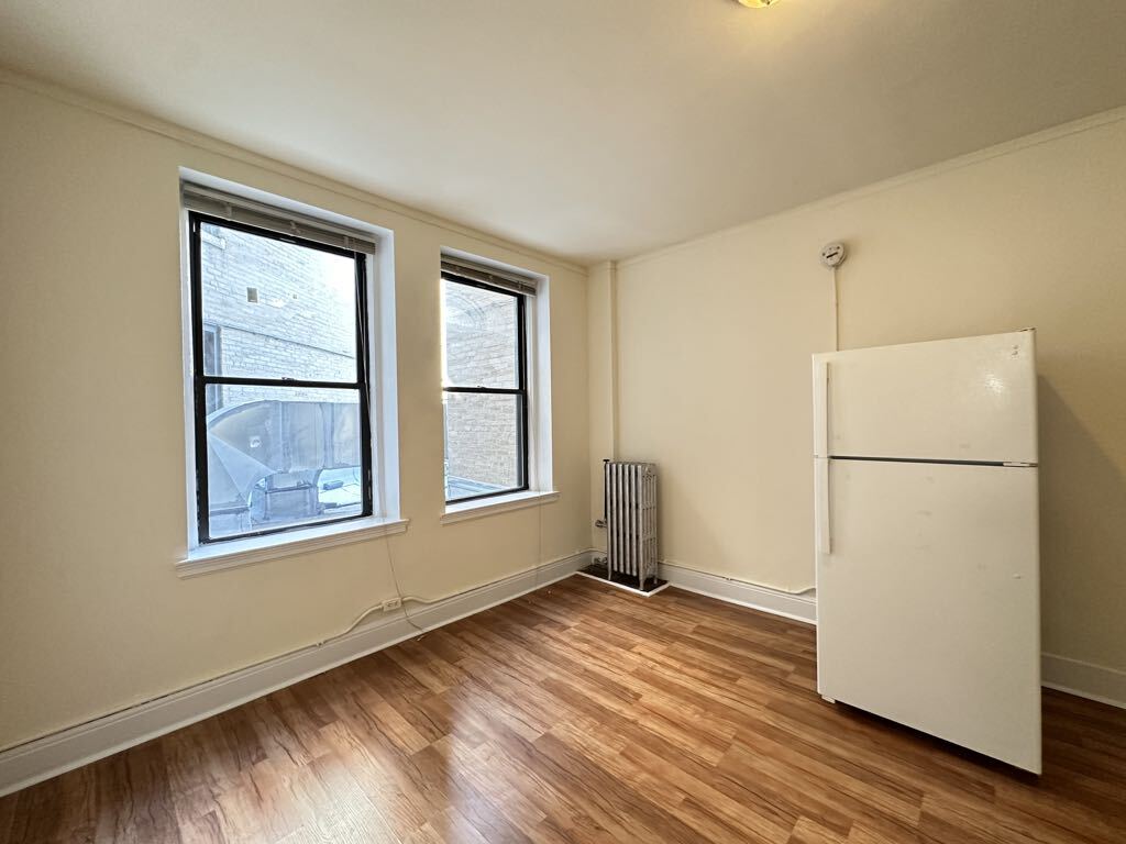 Building Photo - 3335 W Diversey Ave