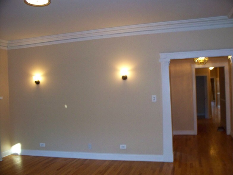 Building Photo - 5121 S Ingleside Ave
