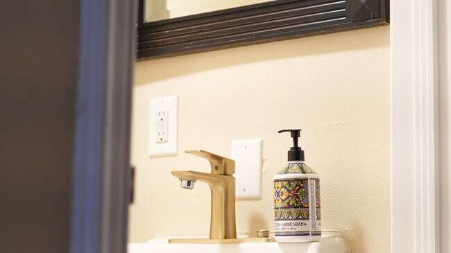 Building Photo - 4160 Barrett Rd