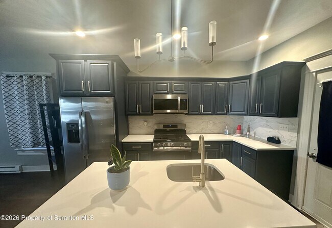 Building Photo - 916-918 Grandview St