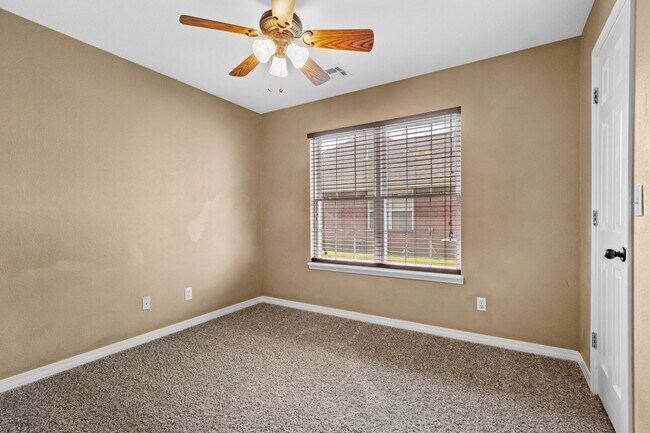 Building Photo - Bright & Beautiful 4 Bedroom Home with Fenced Yard and Modern Upgrades!