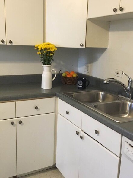 Kitchen - 2106 W Fletcher St