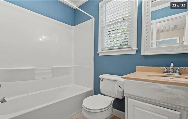 Upstairs full bathroom - 1515 Tanglewood Cir