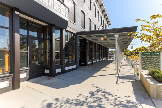 Building Photo - 400 N River St