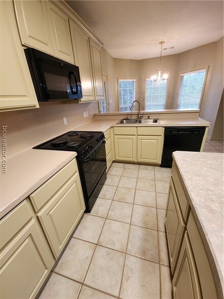 Building Photo - 3920 Park Hurst Dr