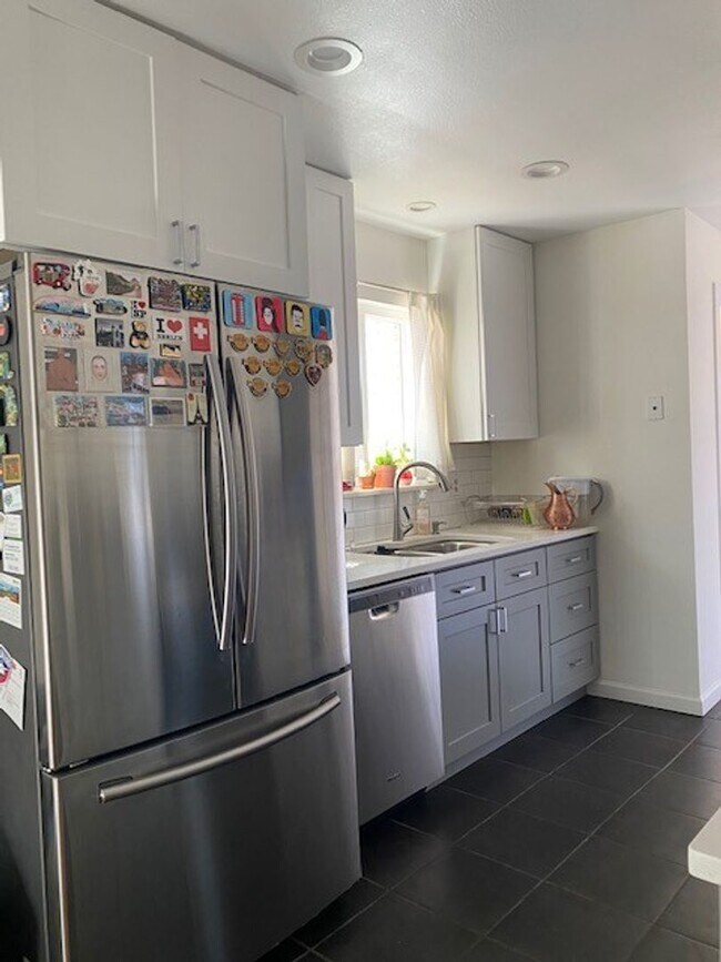 Building Photo - Charming 1 Level House 3 Bed, 2 Bath with ...