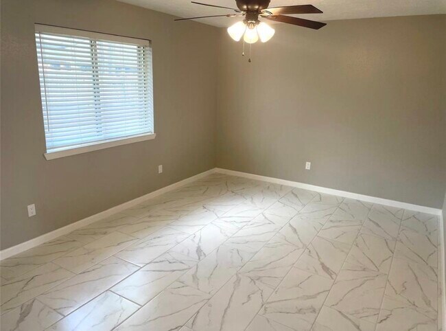 Building Photo - 5030 Valleyview Dr