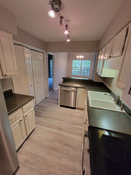 Building Photo - 5009 Sharon Rd