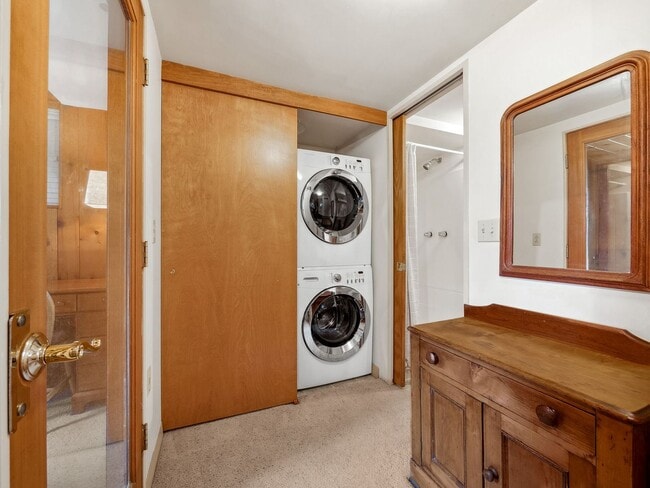 Building Photo - Super Sweet, Partially Furnished, Centrall...