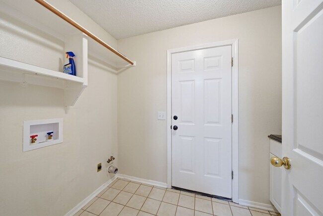 Building Photo - Large 3 bedroom, 2 bath home in Broken Arrow School District.