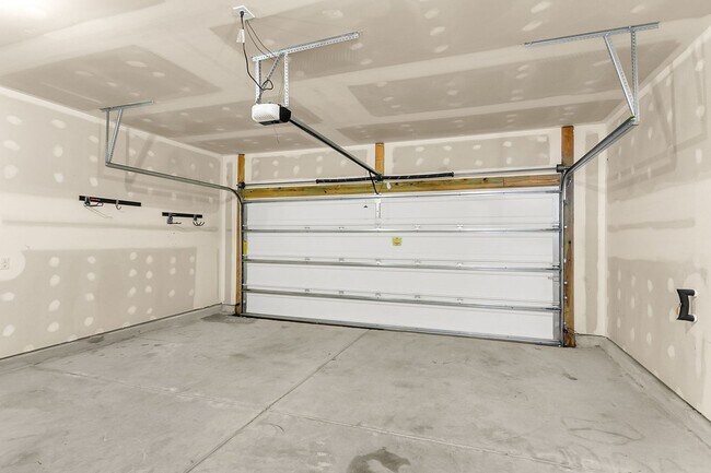 Building Photo - Convenient Location with Modern Amenities