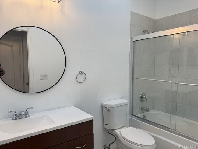 Building Photo - 62 A Linwood Rd N