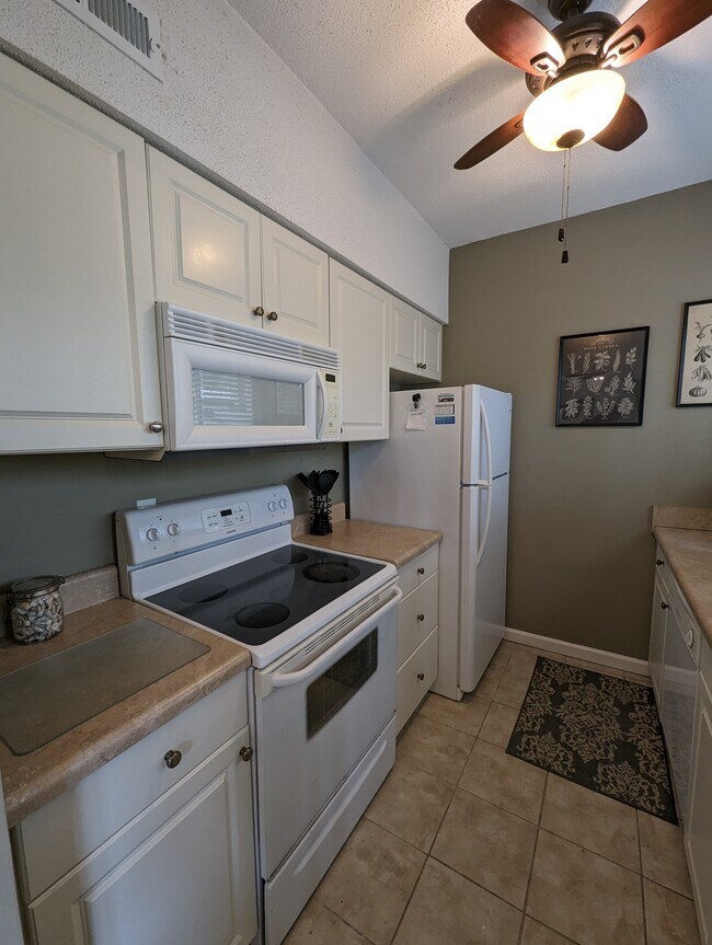 Building Photo - 42 S Forest Beach Dr