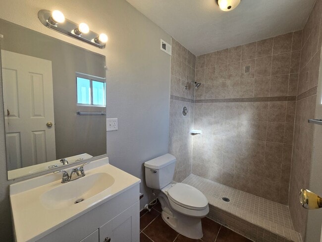 Building Photo - Lock in ($1850) off March 2026  if you move-in by Janaury 31st