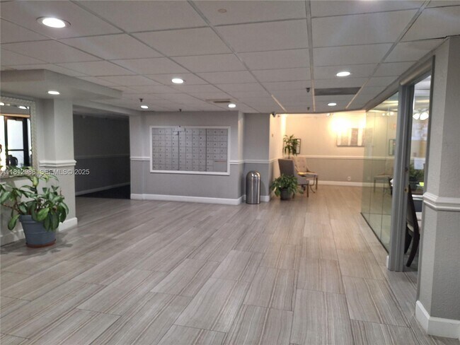 Building Photo - 901 Hillcrest Dr