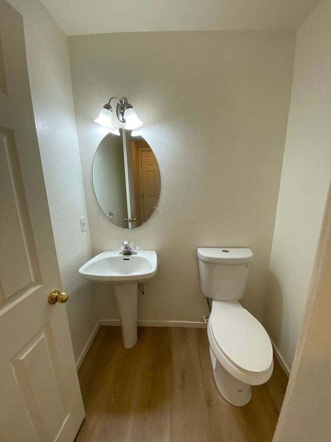 Building Photo - Great 4 bed/2.5 bath home located in the Southern area