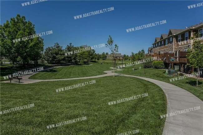 Building Photo - Like New Blue Valley Townhome-Available in JUNE!!