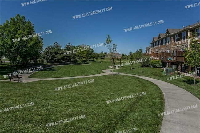 Building Photo - Like New Blue Valley Townhome-Available NOW!!