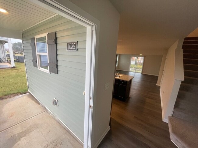 Building Photo - New 3 Bedroom 2.5 Bathroom Townhome!