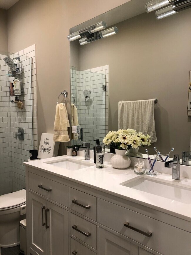 Building Photo - 1838 W Grand Ave