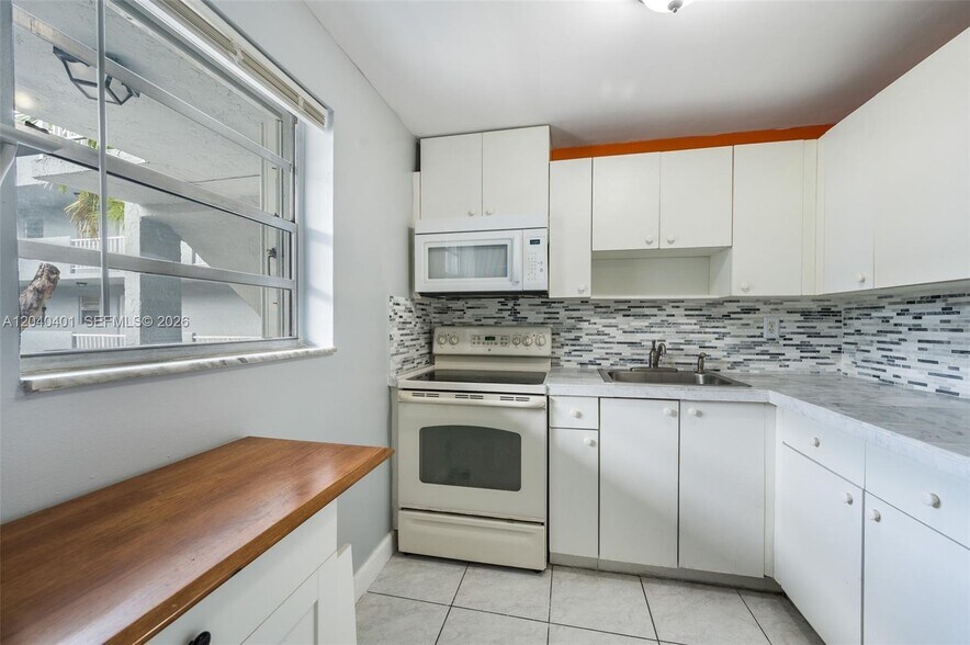 Building Photo - 1725 W 60th St