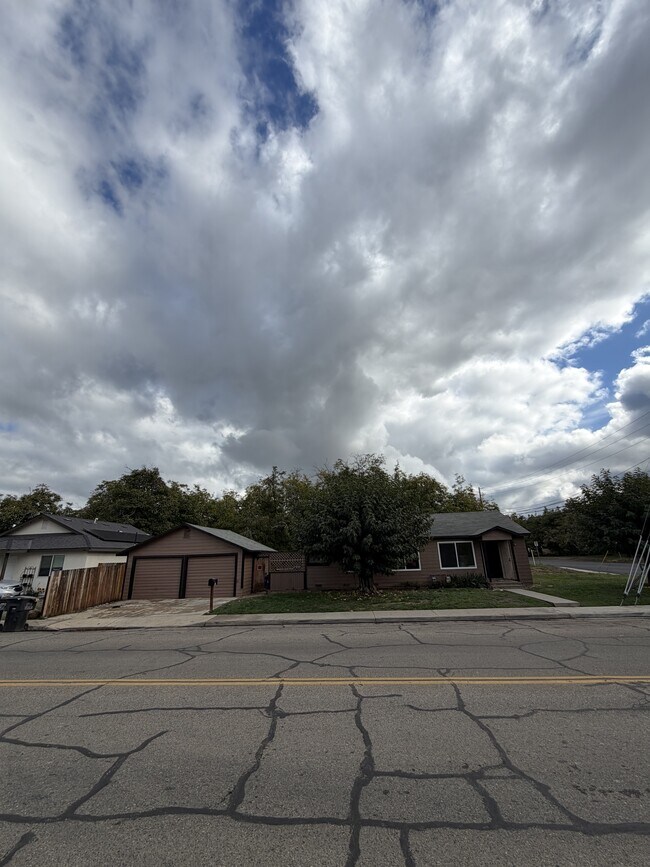 Building Photo - 910 E Tulare Ave