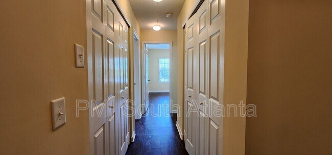 Building Photo - 3325 Fernview Dr