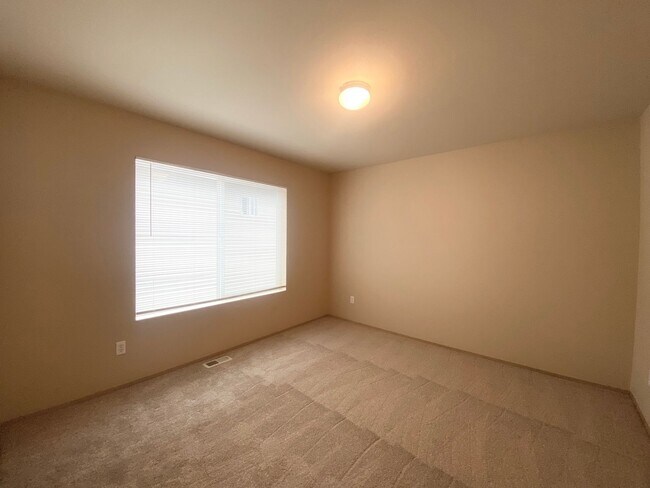 Building Photo - Practical 3 bedroom, 2190 Sqft Kent Home