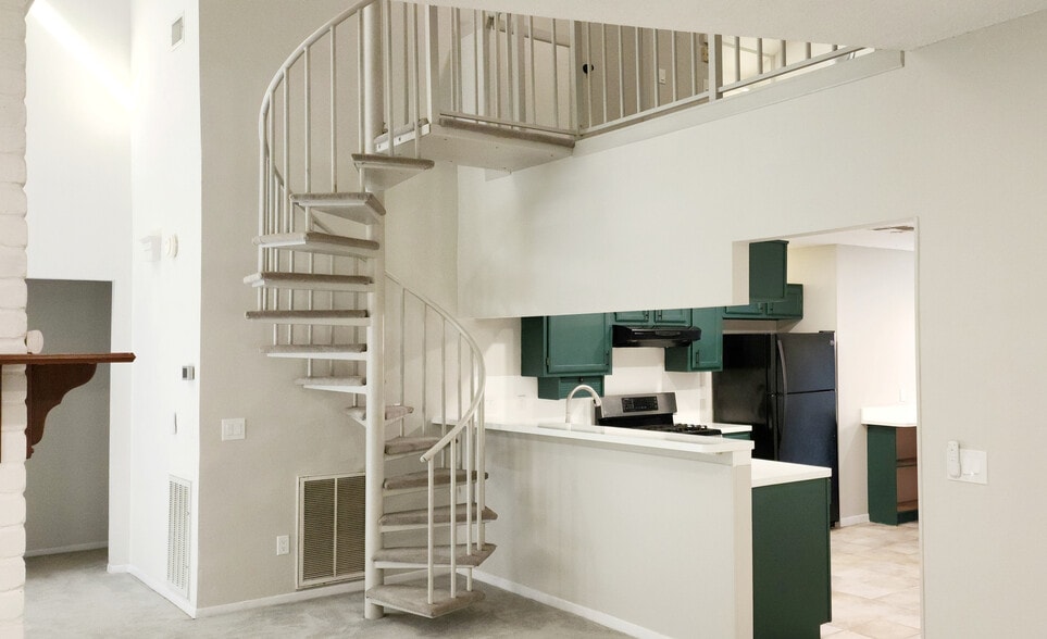 Spiral Staircase & Kitchen Entry - 4722 Rainbow Run