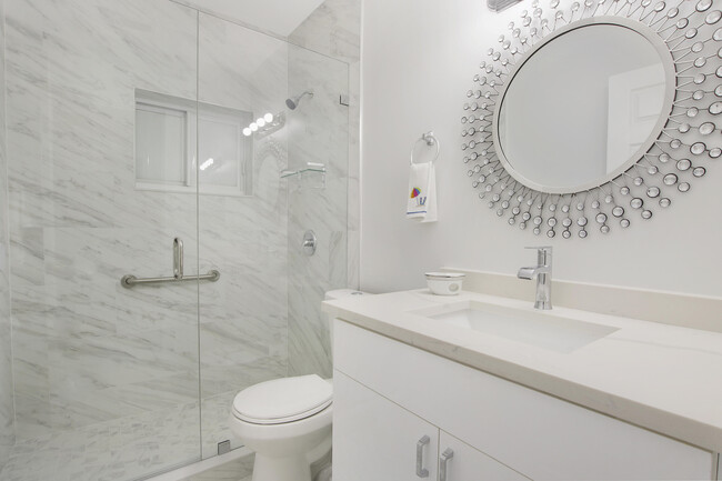 Building Photo - 466 Tequesta Dr
