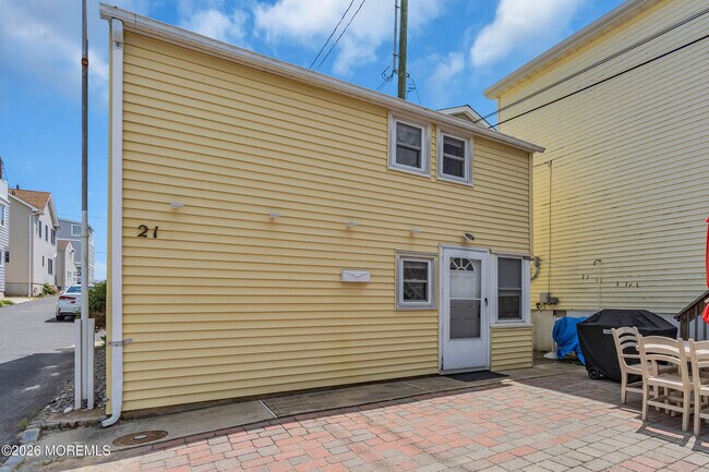 Building Photo - 21 Peterson Ln