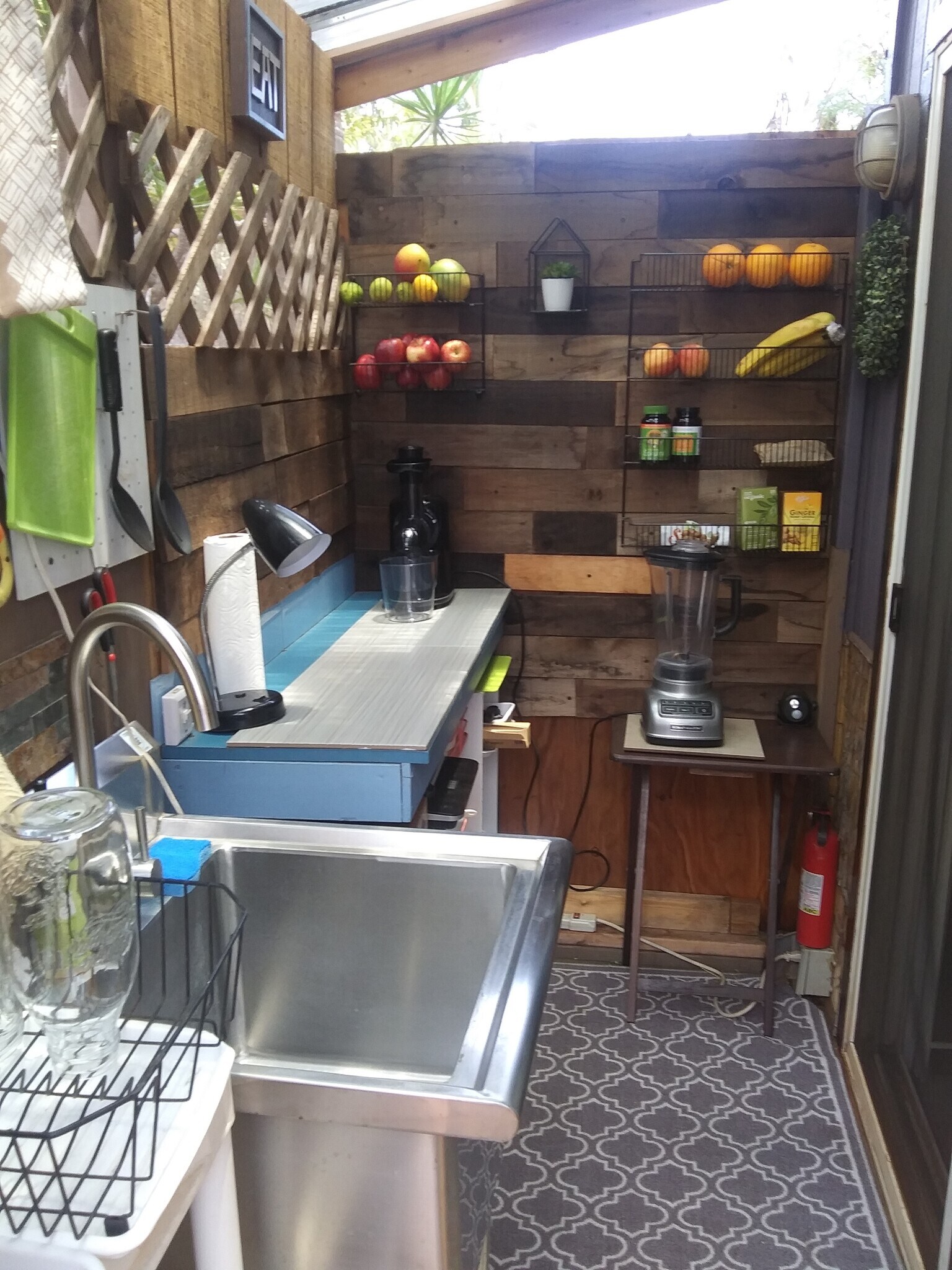 your priv. use outdoor Lanai/kitchenette - 281 Kaikea St