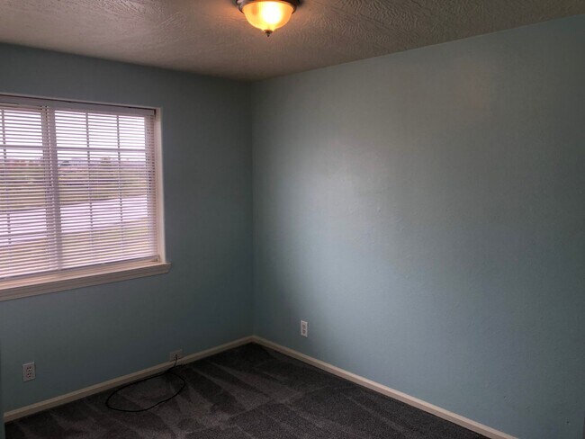 Building Photo - Updated Duplex - 3 Bedroom 1.5 Bath