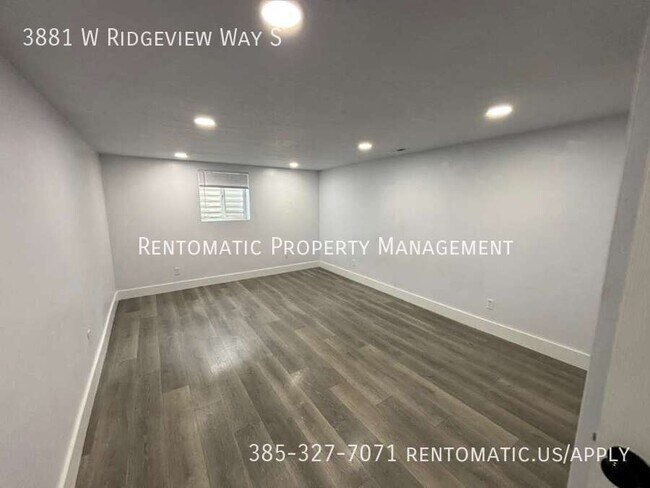 Building Photo - 3881 Ridgeview Way