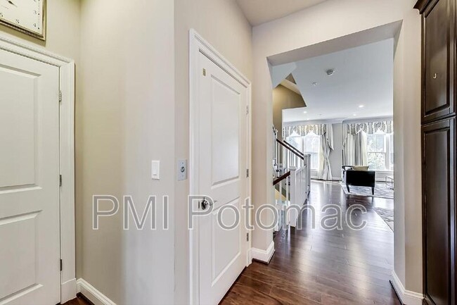 Building Photo - 10821 Symphony Park Dr