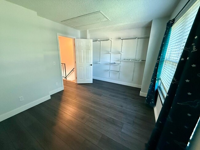 Building Photo - 3646 Queen Anne Way