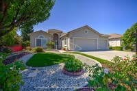 Building Photo - 3/4 bedrooms, 2 bathrooms, 3 car garage-home