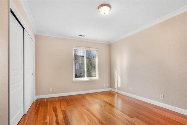 Building Photo - Fully remodeled home, Pet friendly with A/...