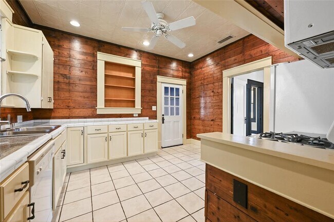 Building Photo - 5112 Caswell Ave