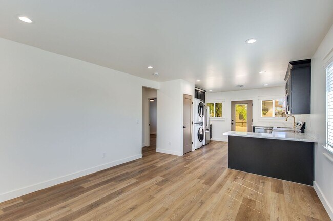 Building Photo - 1329