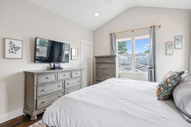 Building Photo - 6216B California Ave