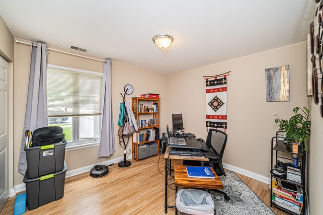Building Photo - 1553 Cove Dr