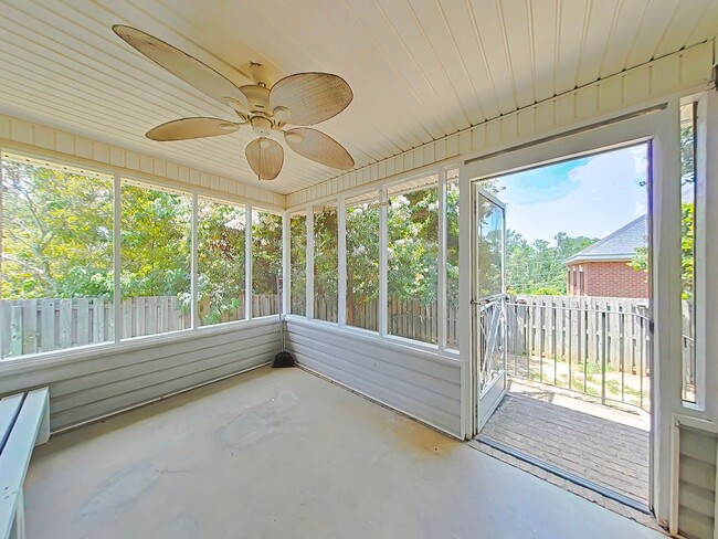 Building Photo - Three bedroom home in Martinez!