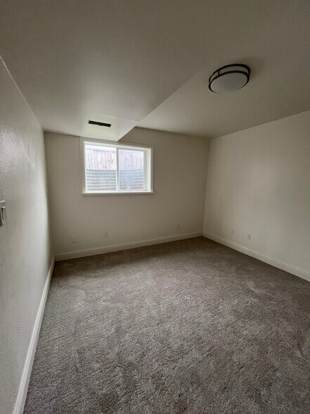 Building Photo - 415 Valley View Dr