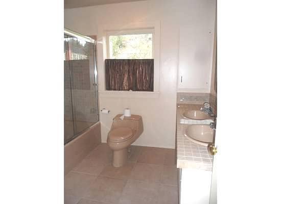 Building Photo - Broadway Hill home