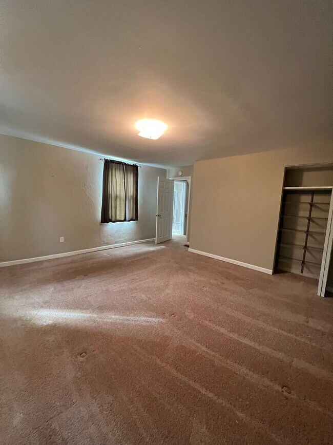 Building Photo - Conveniently Located 4 Bed/2 Bath Home-Central AC and Heat-Available 3/01!