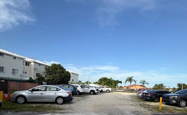 Building Photo - 1121 SW 122nd Ave