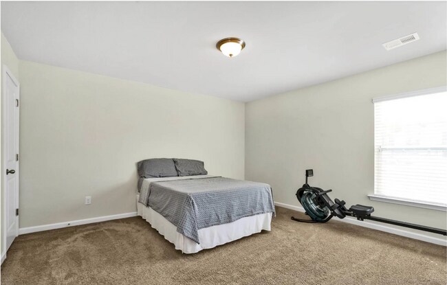 Building Photo - Spacious 3/2.5 Home in Simpsonville!